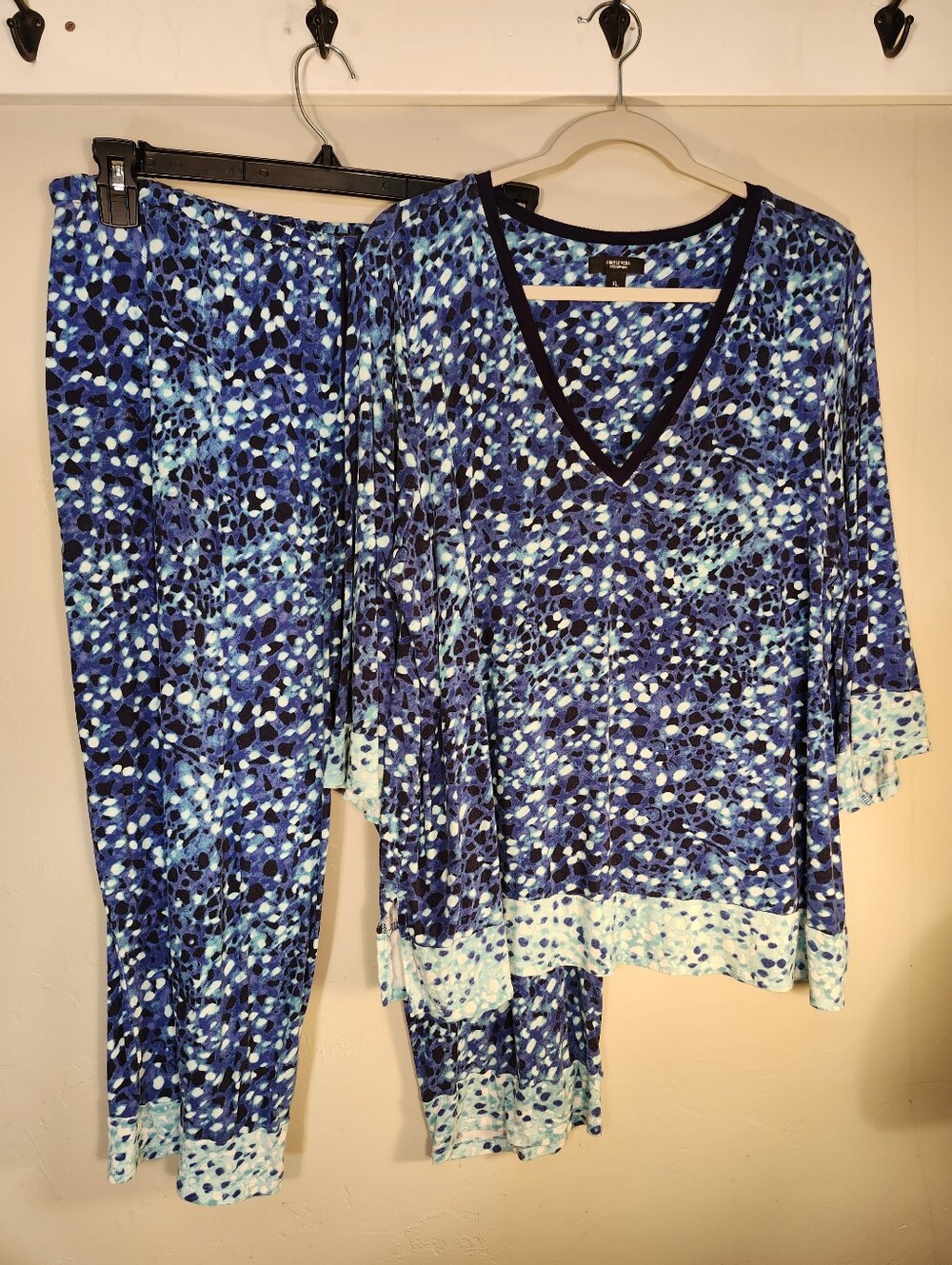 Women's Blue Printed Pajama Set - V-Neck Top & Pants